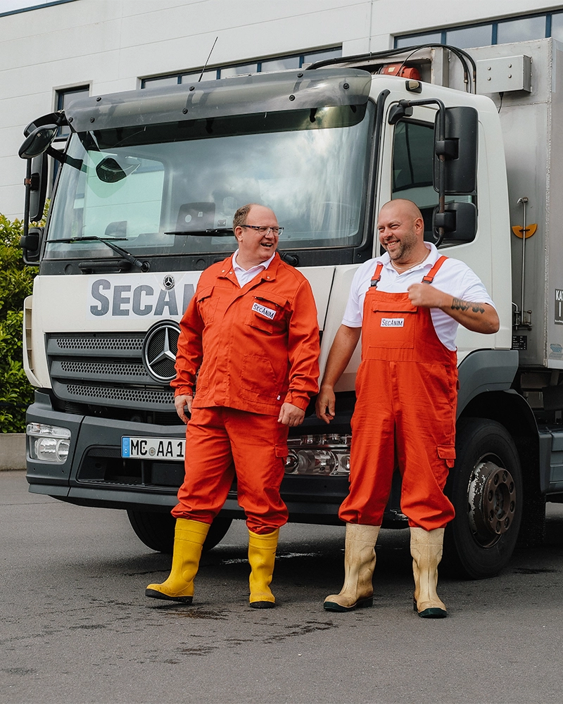 secanim_tierkörperbeseitigung_mitarbeiter_lkw